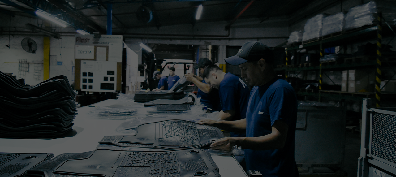 Personas trabajando con alfombras