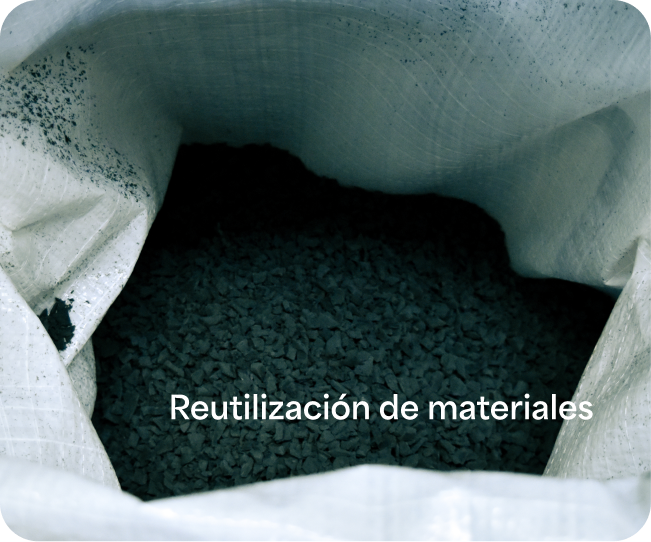 Manos con materiales reciclados