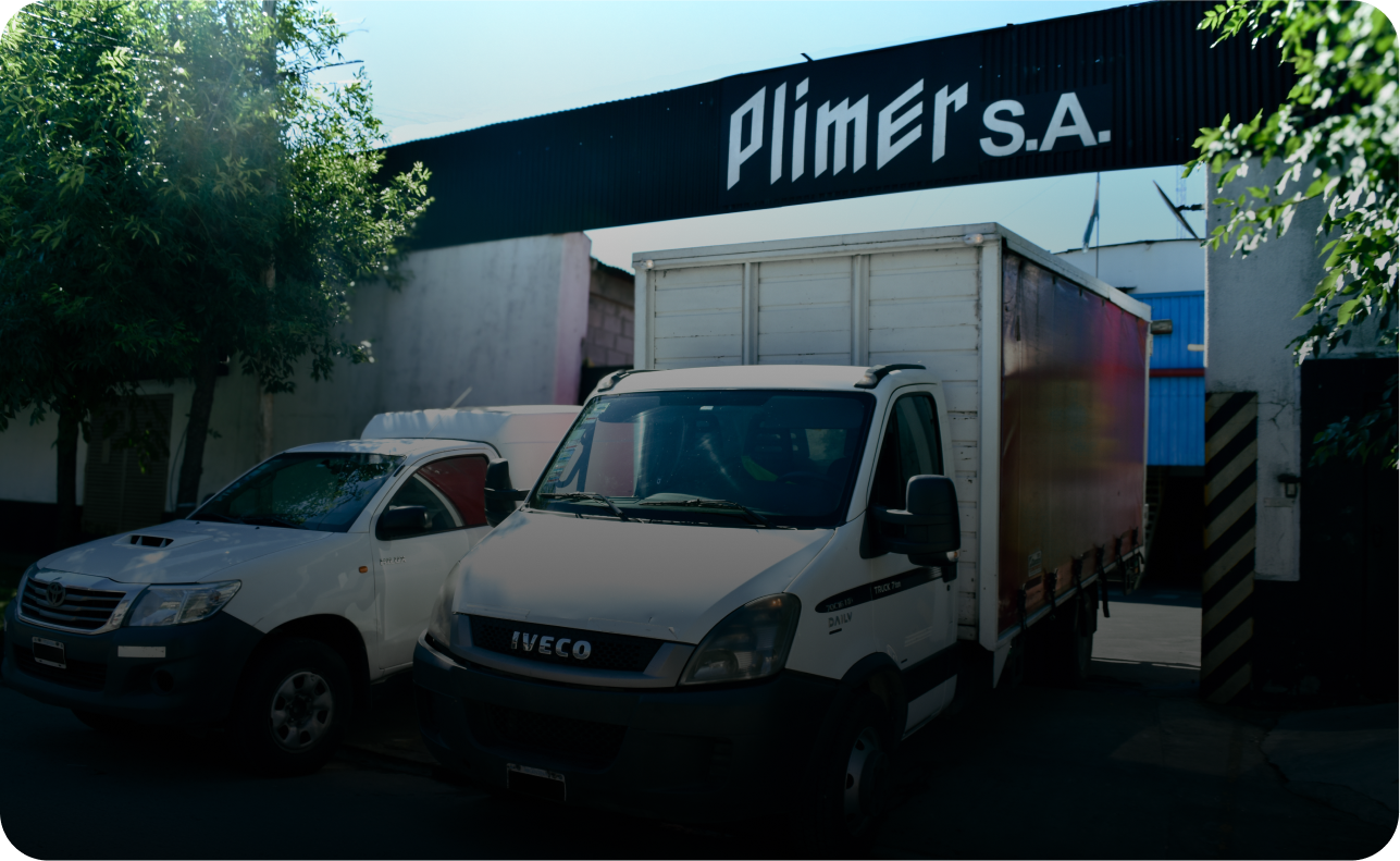 Entrada de la Fabrica de Plimer con camionetas